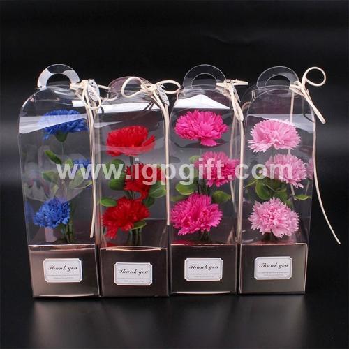 三朵康乃馨礼盒花束